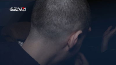 נוסע ברכב בחוצות עזה וקורא לא להמשיך עם המלחמה: חמאס הפיץ תיעוד של גיא גלבוע דלל ואלון אהל