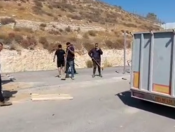 סמוך ליישוב החרדי: עובדים ערבים של המנהל תקפו יהודים שהפגינו נגד הפינוי