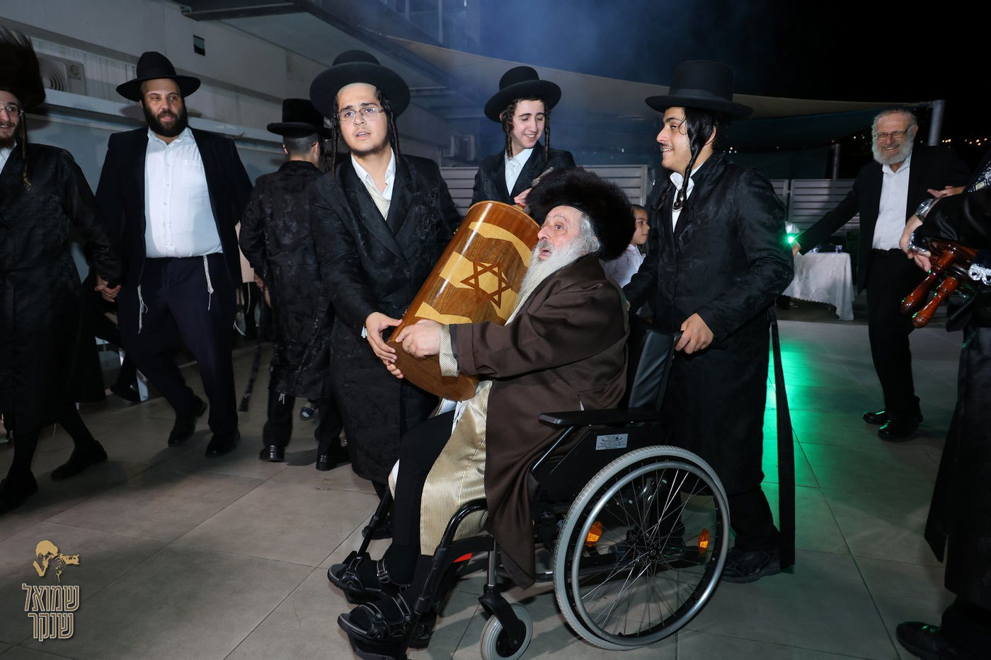 הכנסת ס"ת עתיק לביהכ"נ 'נץ החמה' בחיפה