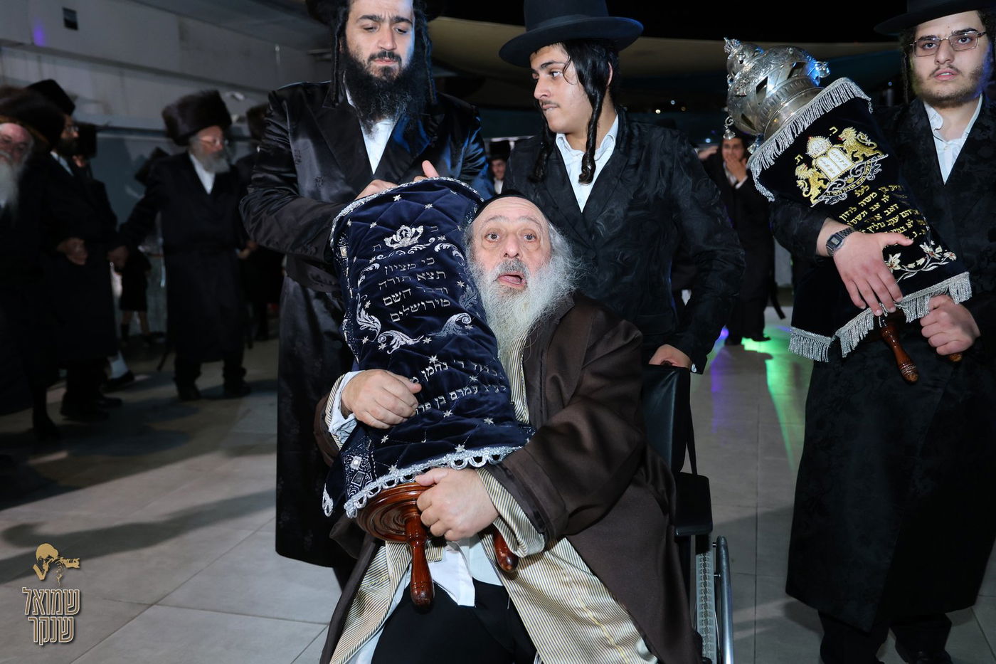 הכנסת ס"ת עתיק לביהכ"נ 'נץ החמה' בחיפה