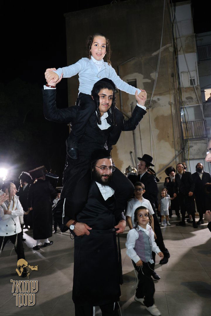 הכנסת ס"ת עתיק לביהכ"נ 'נץ החמה' בחיפה