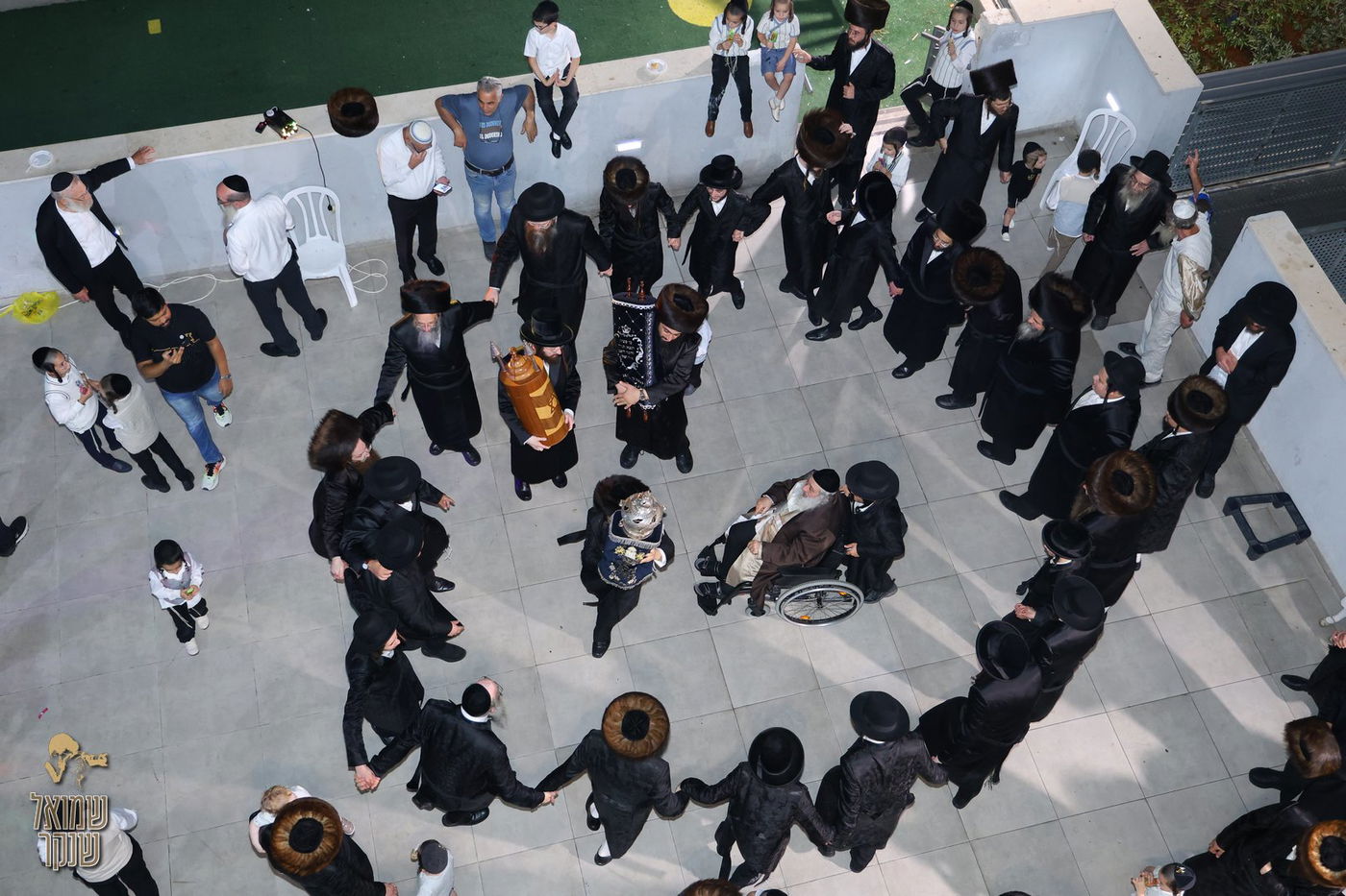 הכנסת ס"ת עתיק לביהכ"נ 'נץ החמה' בחיפה