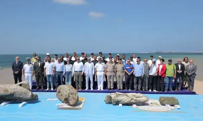 שרי ממשלה ונציגים בכירים לצד הממצאים שנמשו מהים