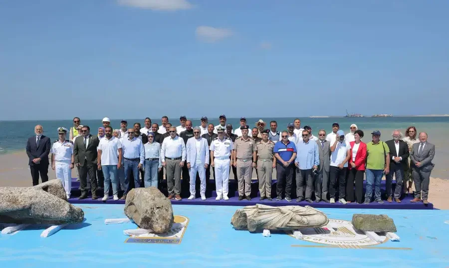 שרי ממשלה ונציגים בכירים לצד הממצאים שנמשו מהים