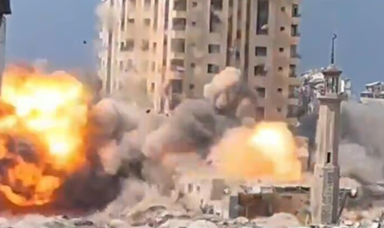 הטילים פוגעים בתחתית המגדל והוא קורס תחתיו; עזה אפופה עשן