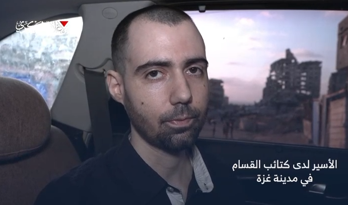 אם החטוף חושפת: בני נמצא מעל הקרקע בעיר עזה, משמש כמגן אנושי