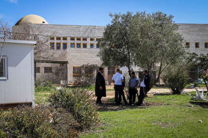 סמוך ליישוב החרדי: עובדים ערבים של המנהל תקפו יהודים שהפגינו נגד הפינוי