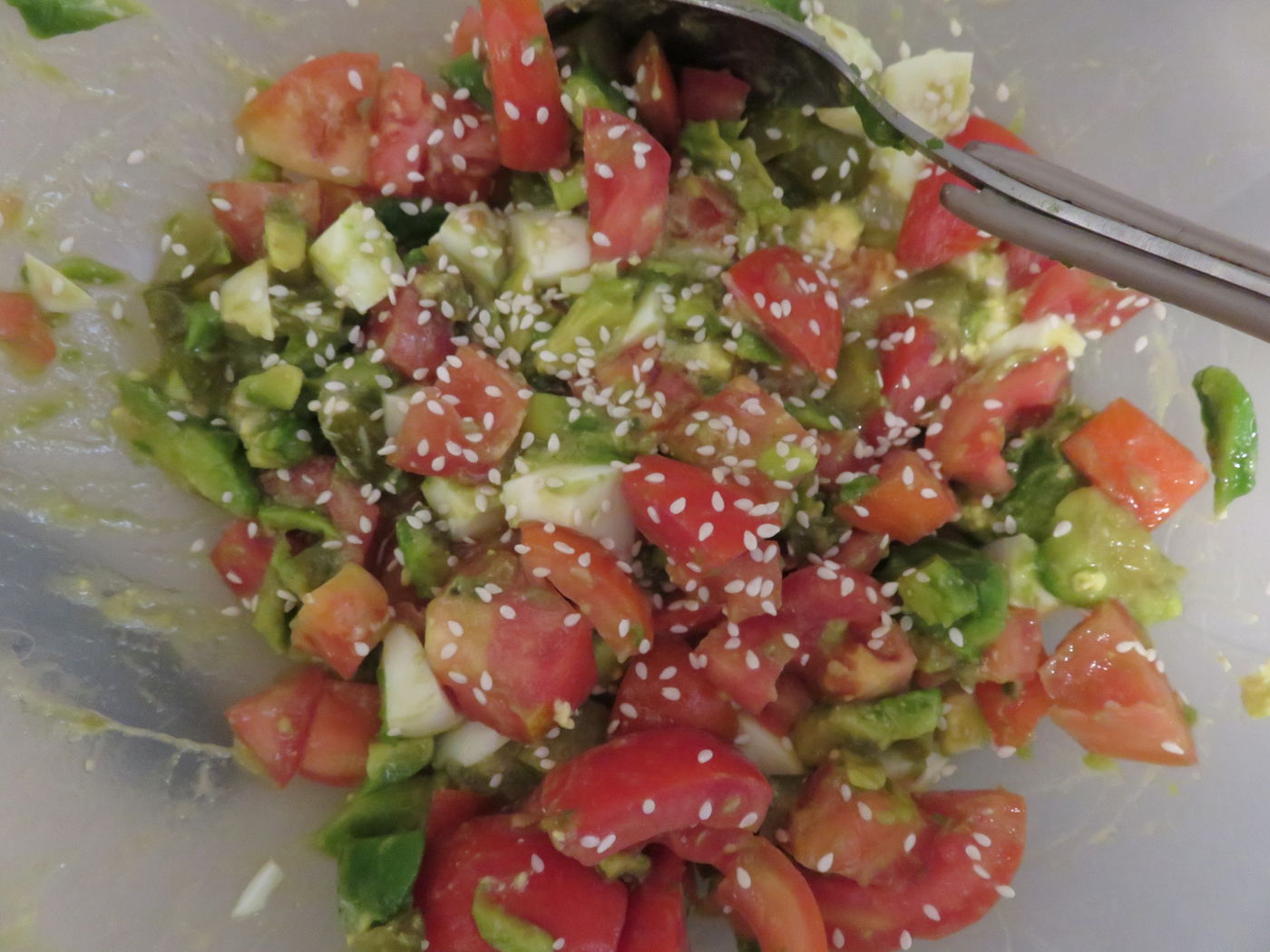 סלט אבוקדו ועגבניות פיקנטי