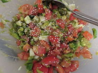 סלט אבוקדו ועגבניות פיקנטי