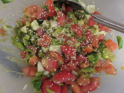 סלט אבוקדו ועגבניות פיקנטי