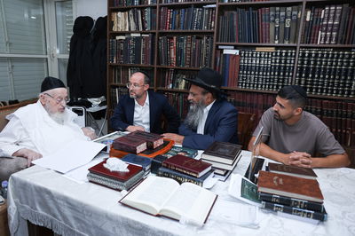  ראשי חברת ד.ש. מגורי ישראל במעונו של ראש הישיבה הגאון הגדול רבי מאיר צבי ברגמן