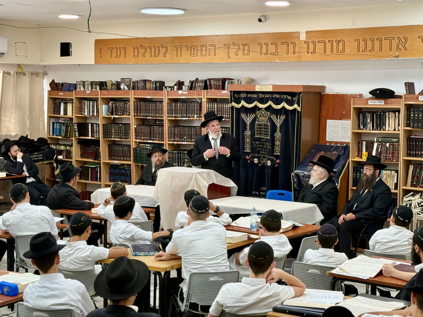 הגר"ק בר בביקור בישיבת 'תומכי תמימים ליובאוויטש' בקריות