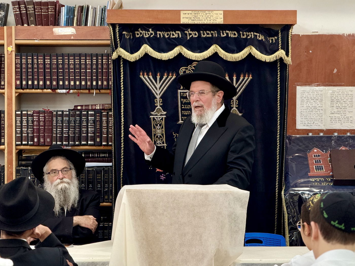 הגר"ק בר בביקור בישיבת 'תומכי תמימים ליובאוויטש' בקריות