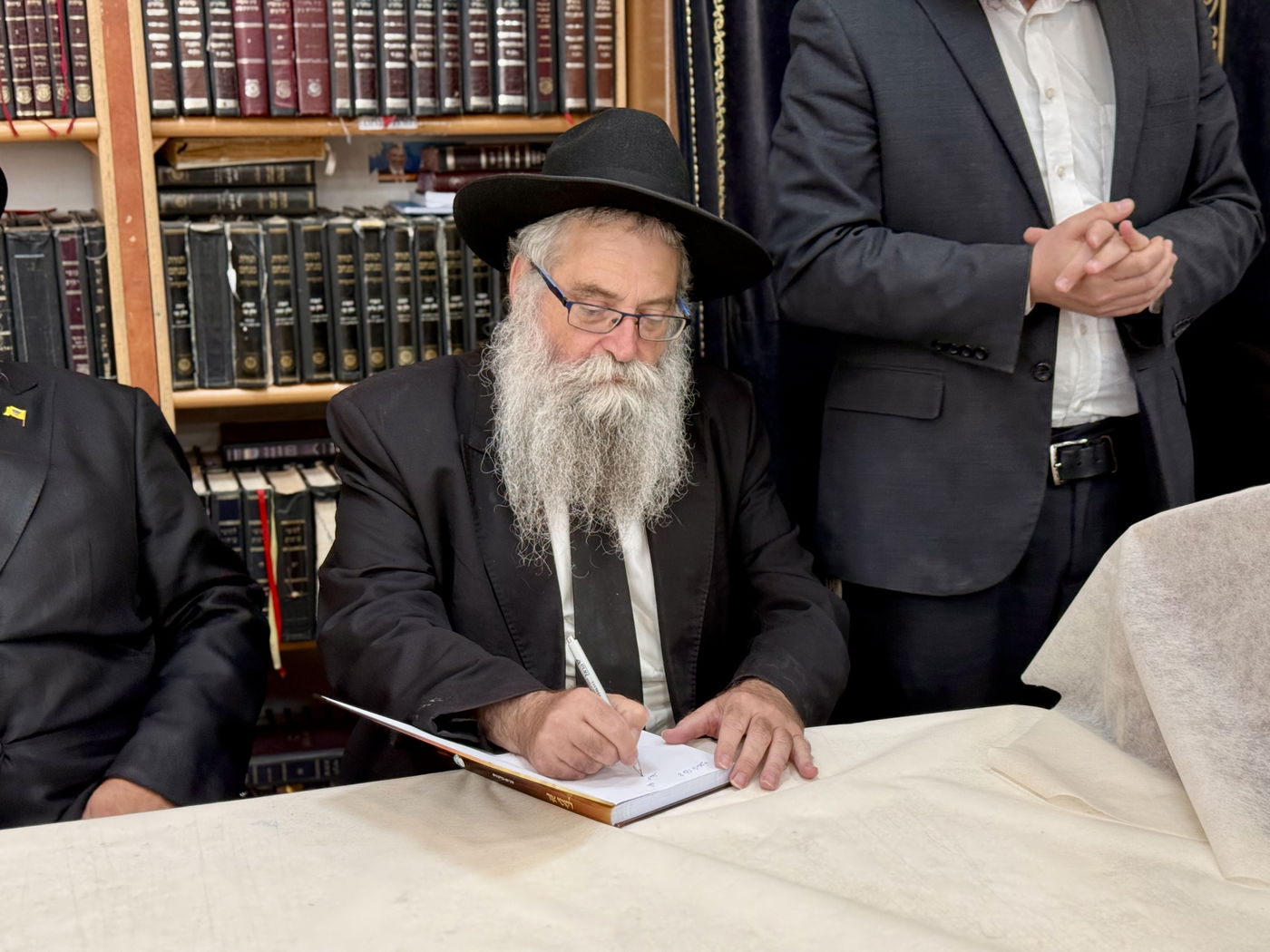 הגר"ק בר בביקור בישיבת 'תומכי תמימים ליובאוויטש' בקריות