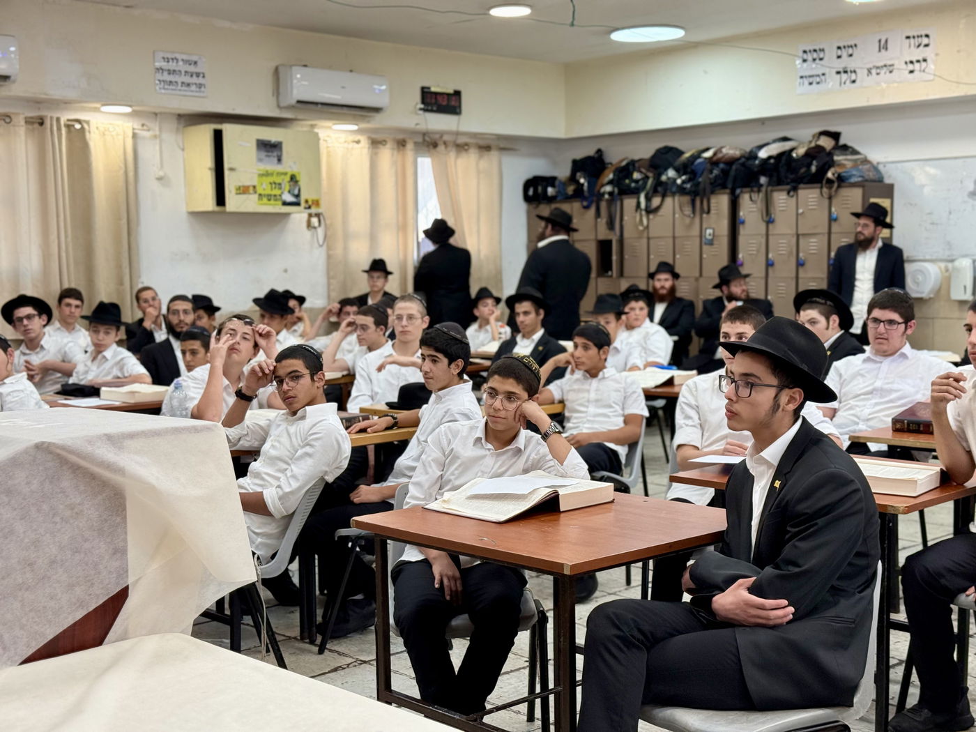 הגר"ק בר בביקור בישיבת 'תומכי תמימים ליובאוויטש' בקריות