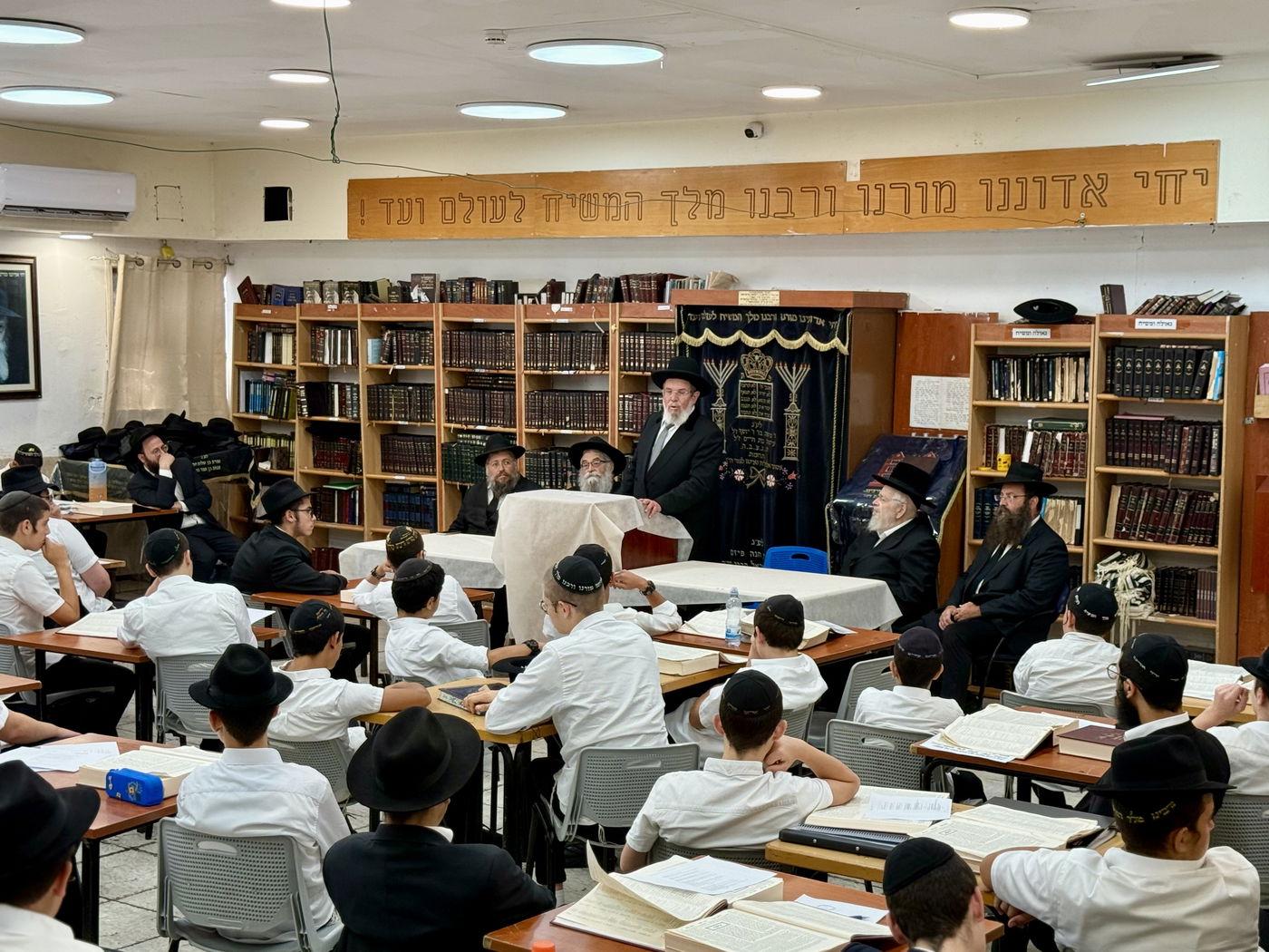 הגר"ק בר בביקור בישיבת 'תומכי תמימים ליובאוויטש' בקריות