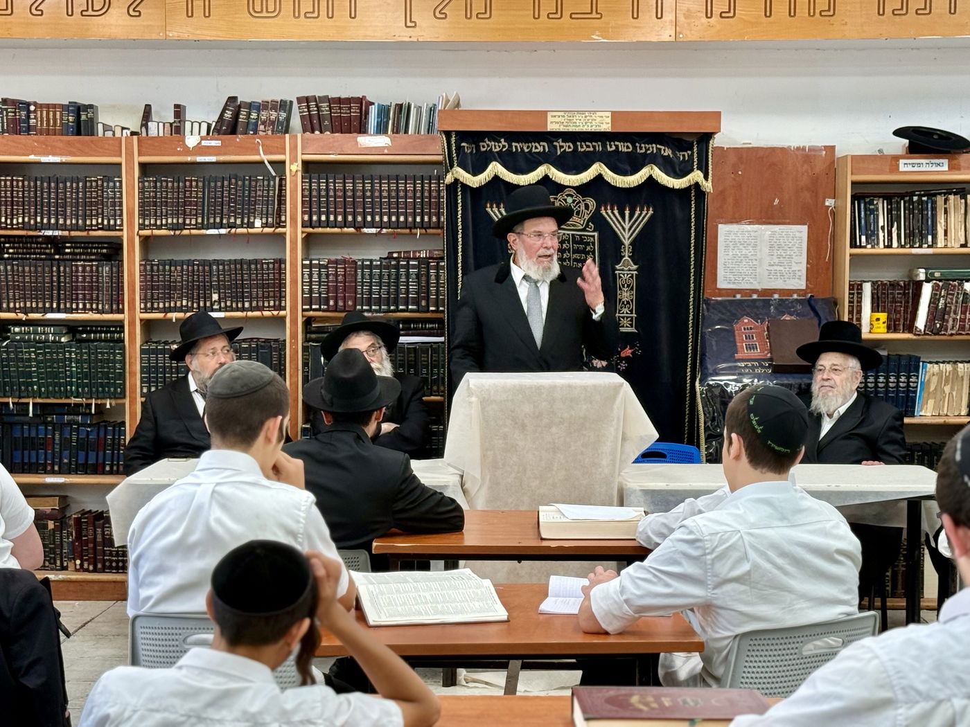 הגר"ק בר בביקור בישיבת 'תומכי תמימים ליובאוויטש' בקריות