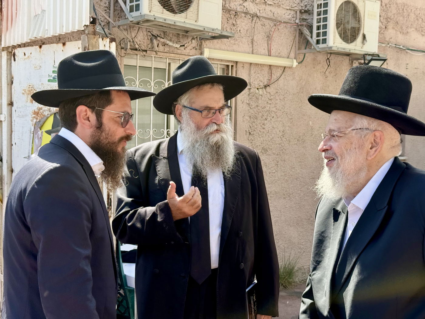 הגר"ק בר בביקור בישיבת 'תומכי תמימים ליובאוויטש' בקריות