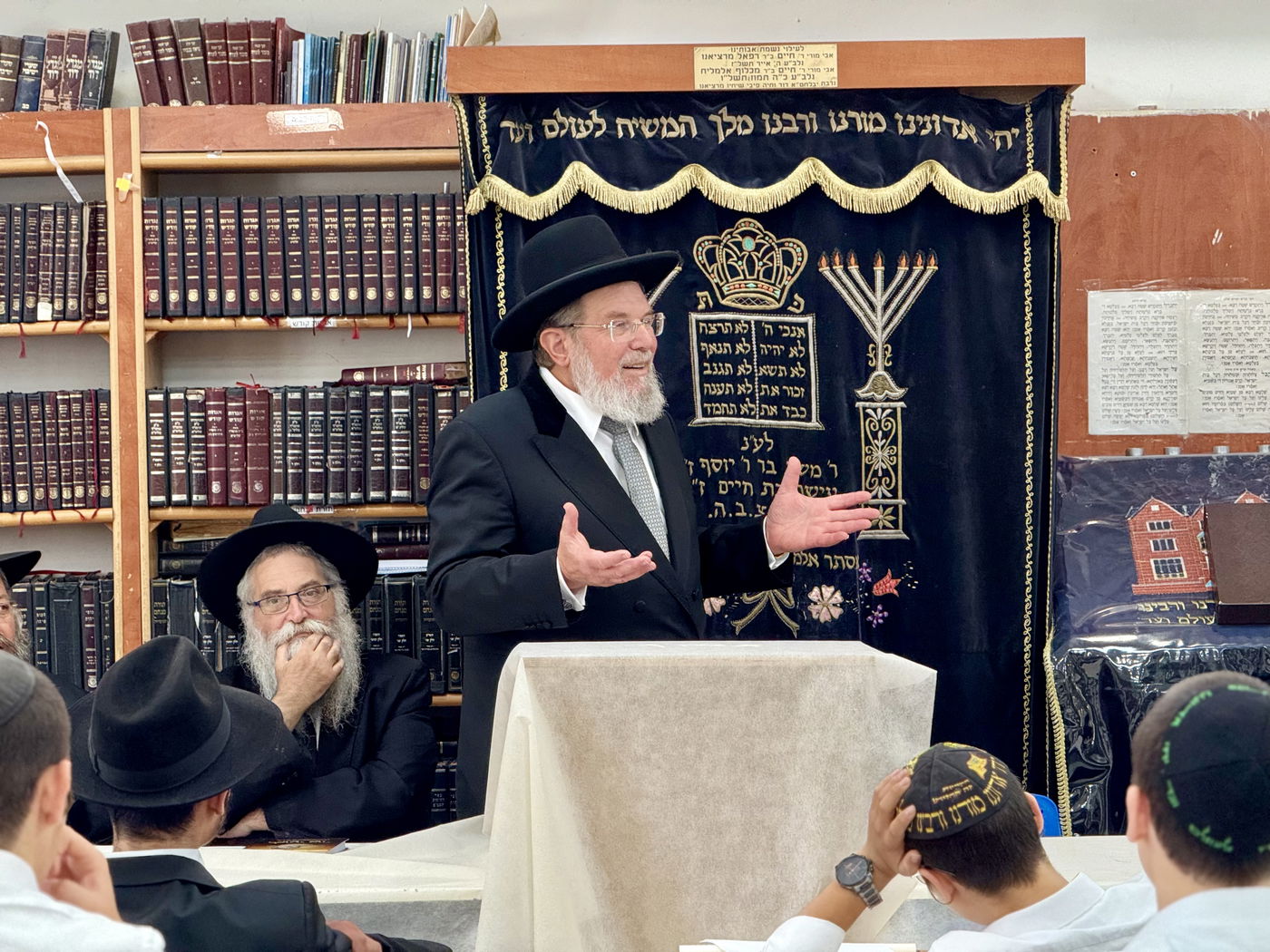 הגר"ק בר בביקור בישיבת 'תומכי תמימים ליובאוויטש' בקריות