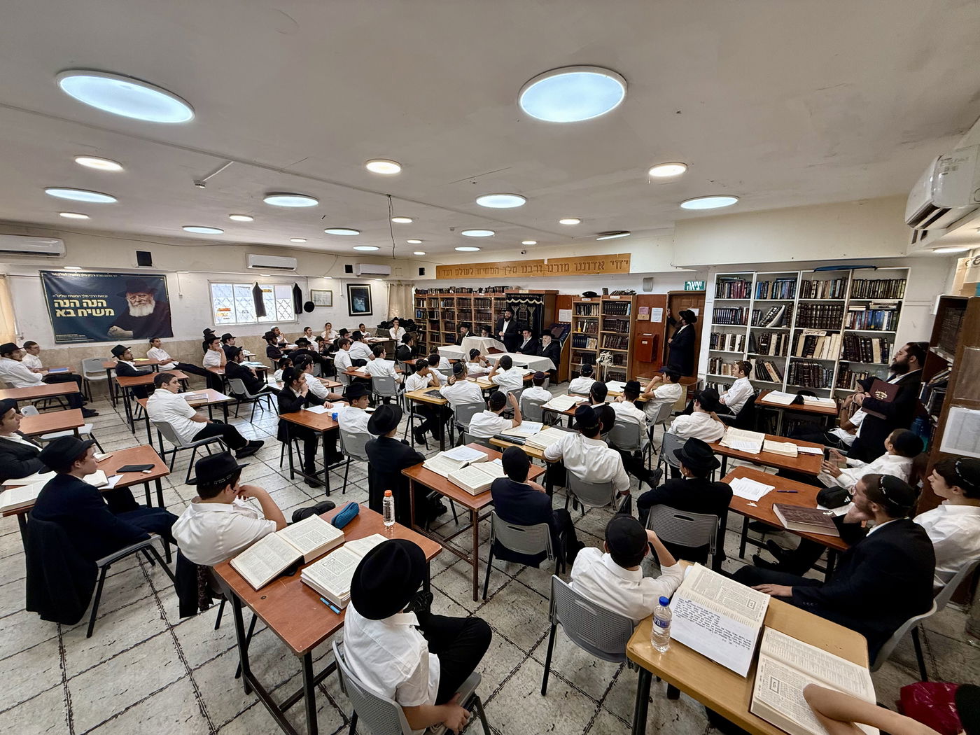 הגר"ק בר בביקור בישיבת 'תומכי תמימים ליובאוויטש' בקריות