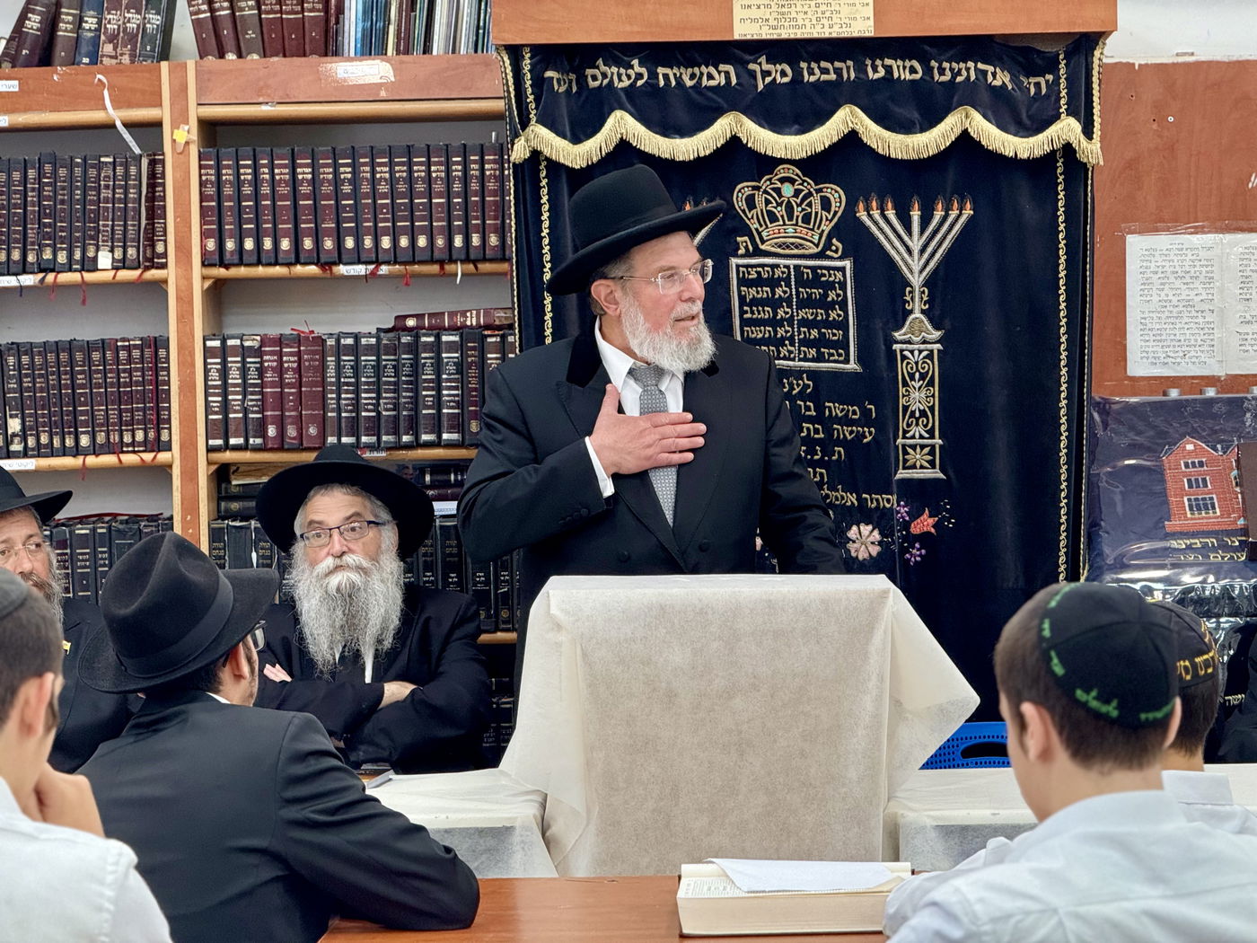 הגר"ק בר בביקור בישיבת 'תומכי תמימים ליובאוויטש' בקריות