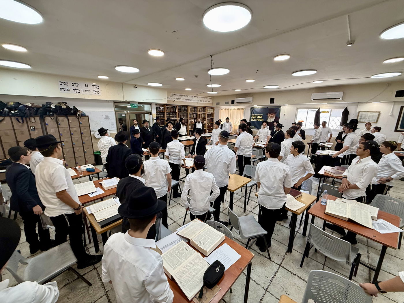 הגר"ק בר בביקור בישיבת 'תומכי תמימים ליובאוויטש' בקריות