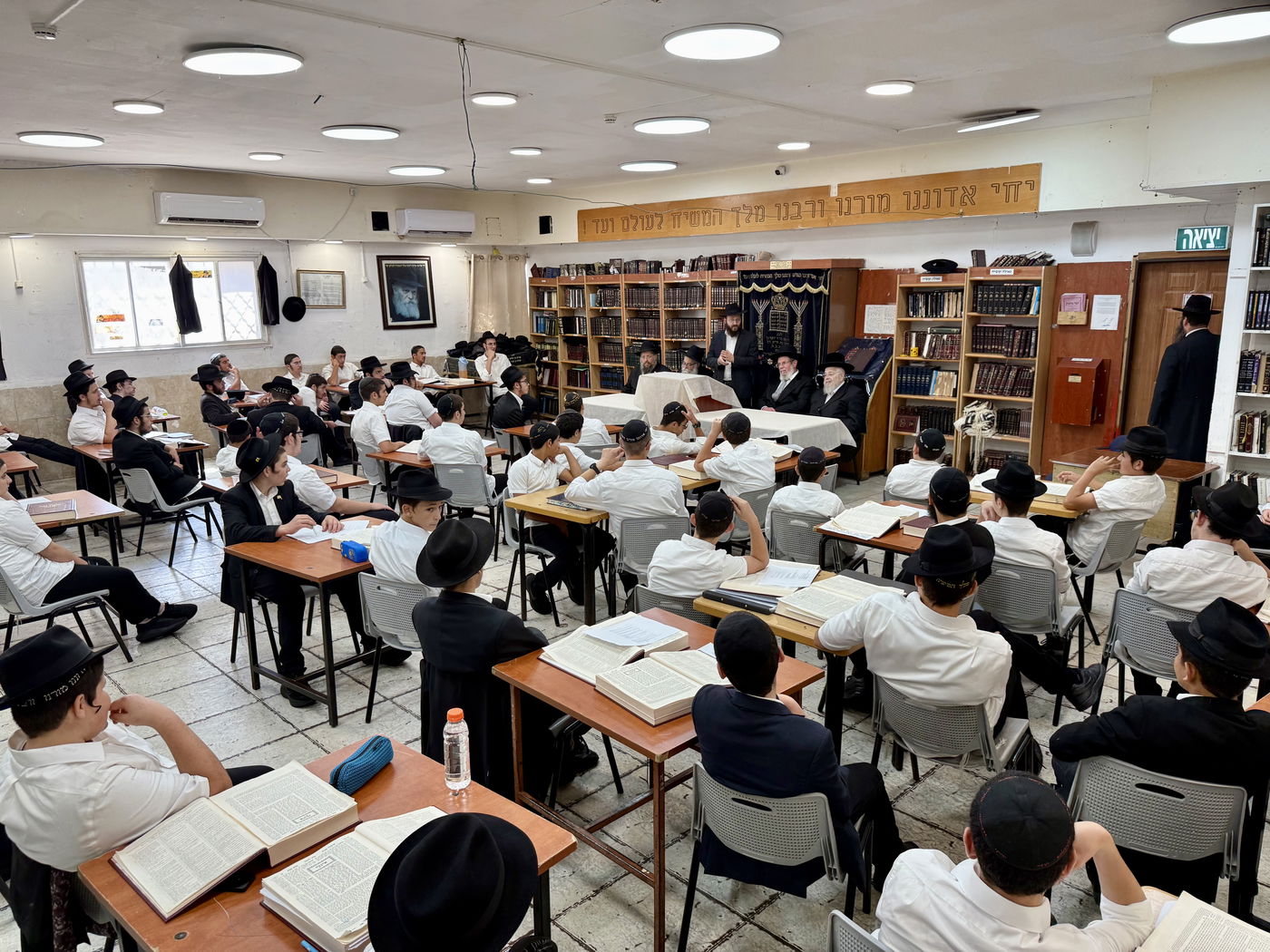 הגר"ק בר בביקור בישיבת 'תומכי תמימים ליובאוויטש' בקריות