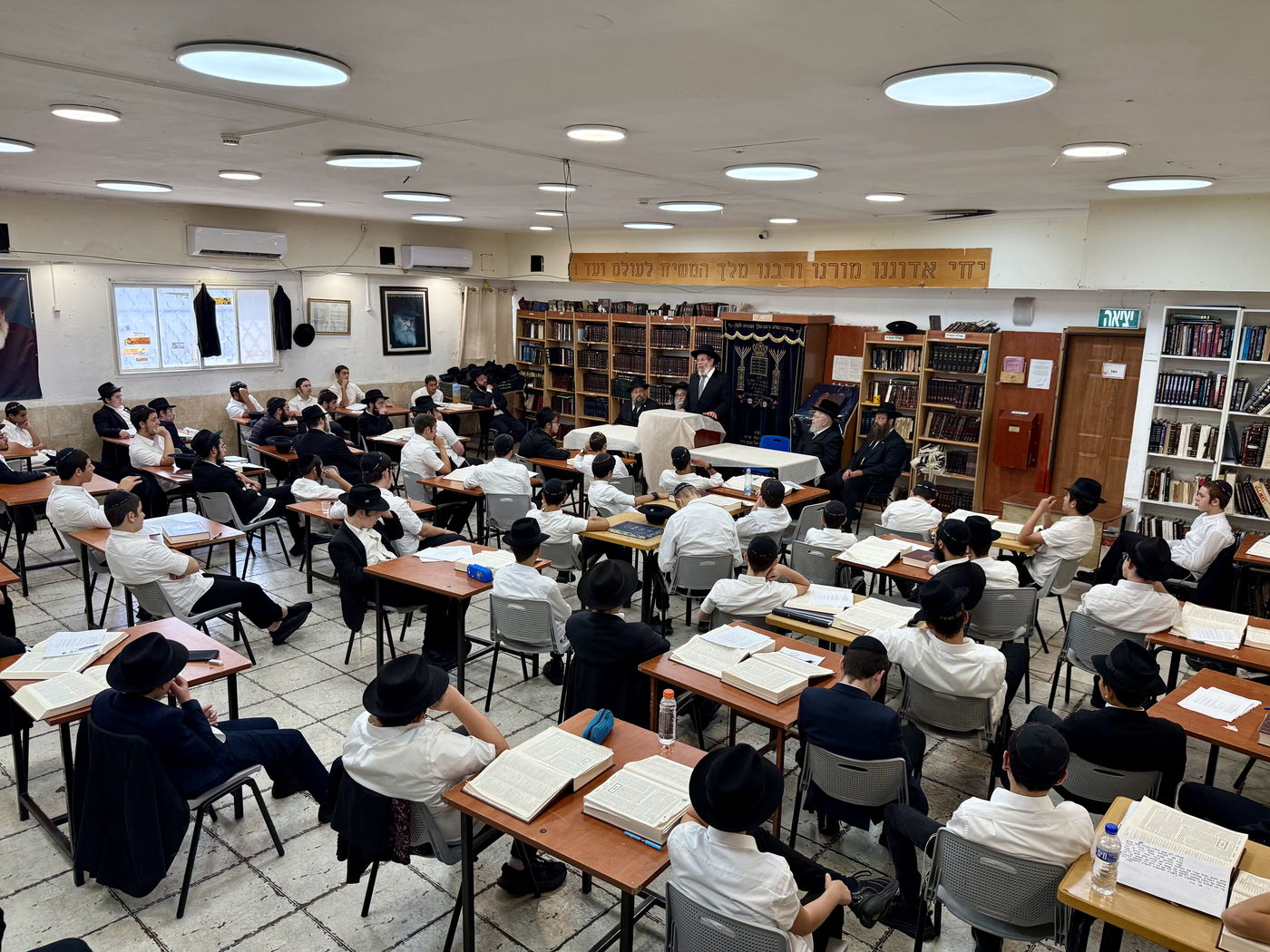 הגר"ק בר בביקור בישיבת 'תומכי תמימים ליובאוויטש' בקריות