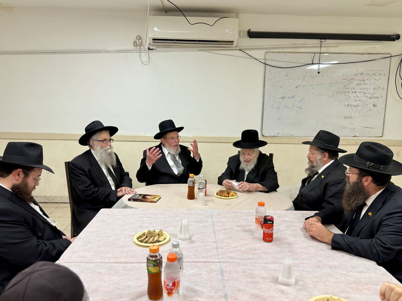 הגר"ק בר בביקור בישיבת 'תומכי תמימים ליובאוויטש' בקריות