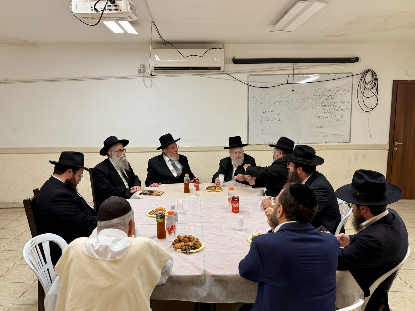 הגר"ק בר בביקור בישיבת 'תומכי תמימים ליובאוויטש' בקריות