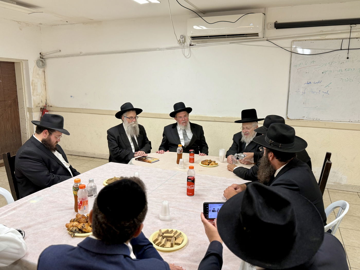 הגר"ק בר בביקור בישיבת 'תומכי תמימים ליובאוויטש' בקריות