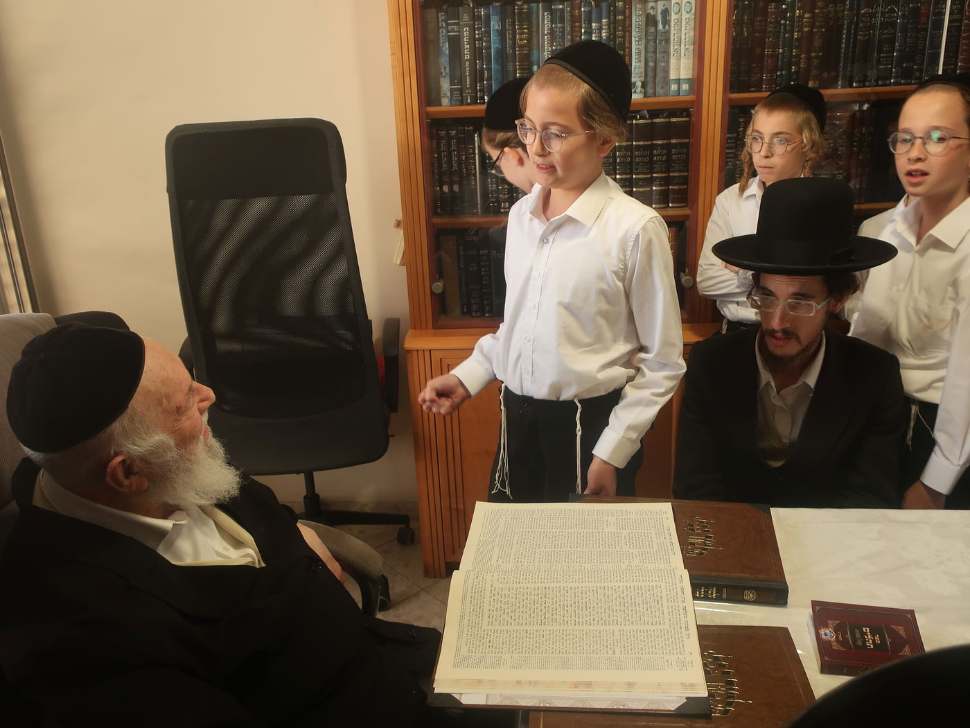 הגר"י זילברשטיין בוחן את אברכי וילדי גור