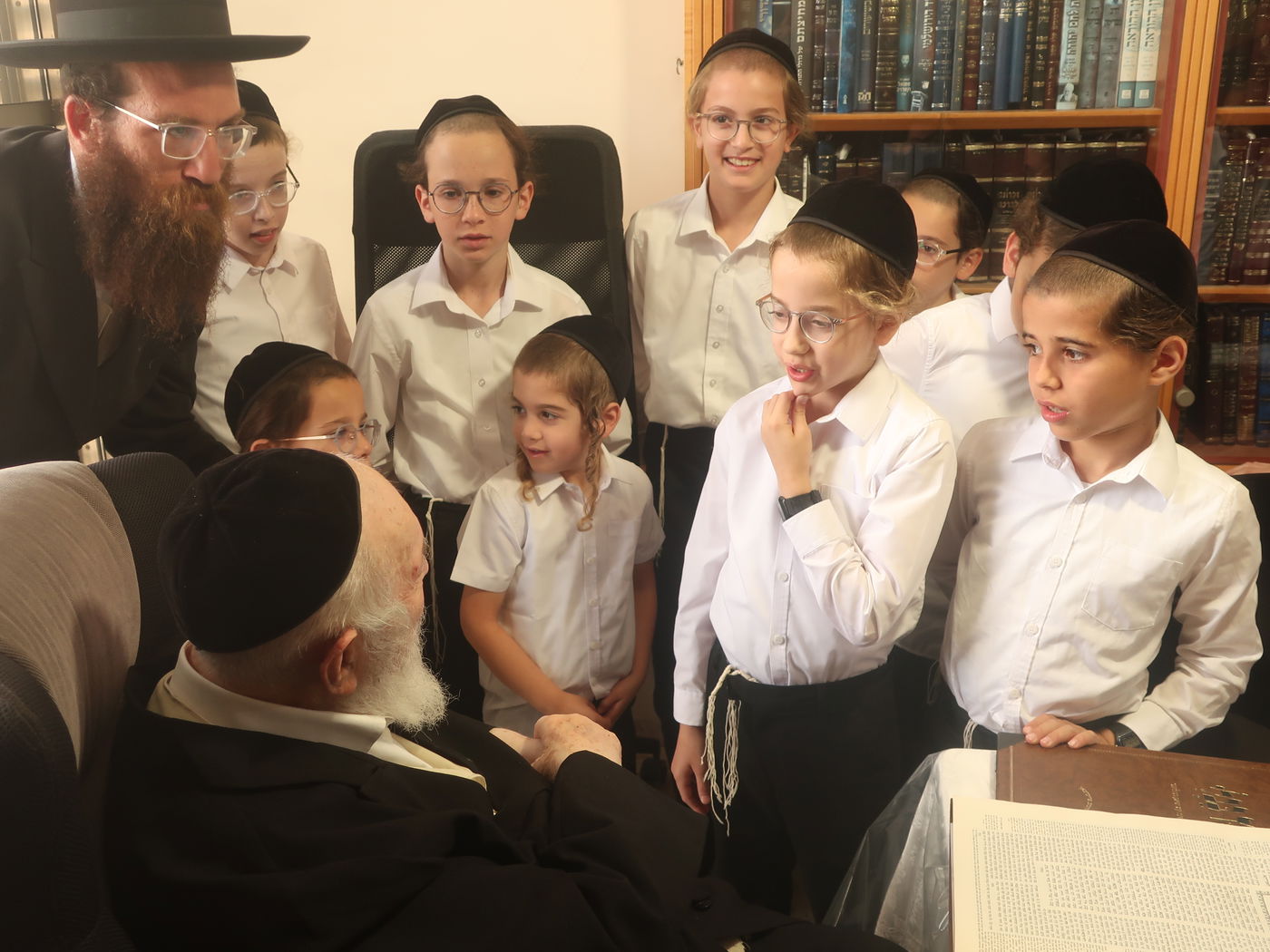הגר"י זילברשטיין בוחן את אברכי וילדי גור