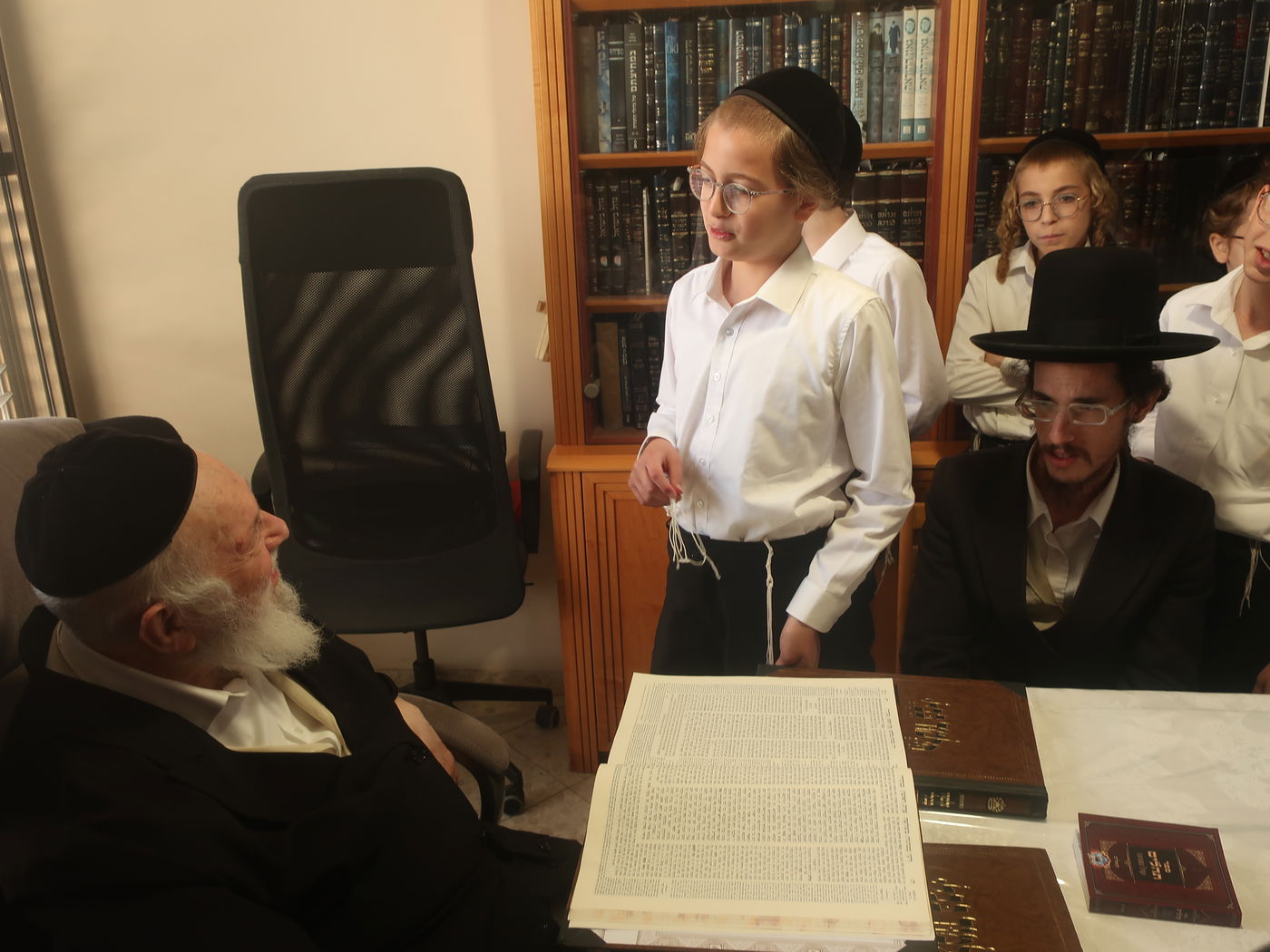 הגר"י זילברשטיין בוחן את אברכי וילדי גור