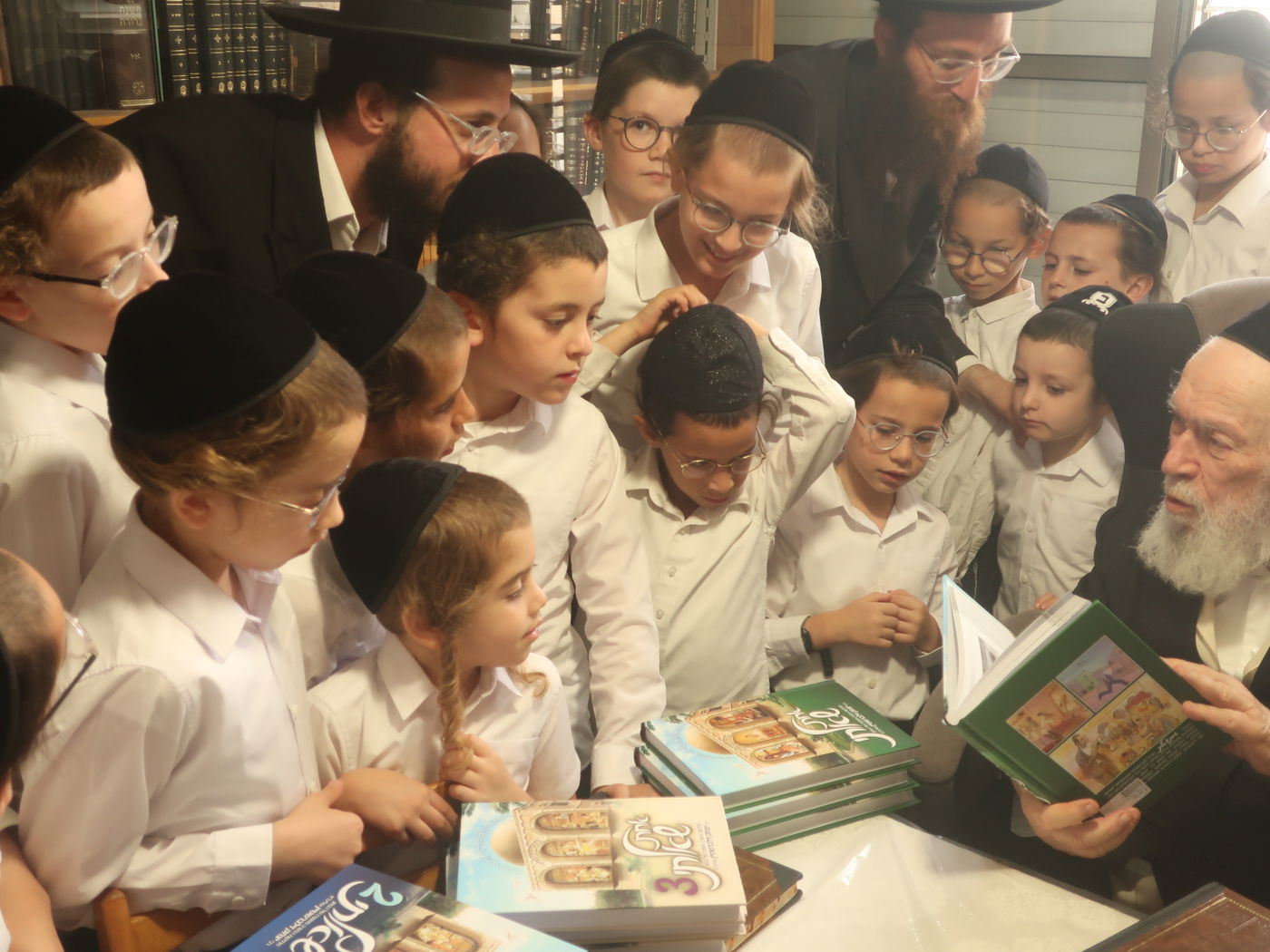 הגר"י זילברשטיין בוחן את אברכי וילדי גור