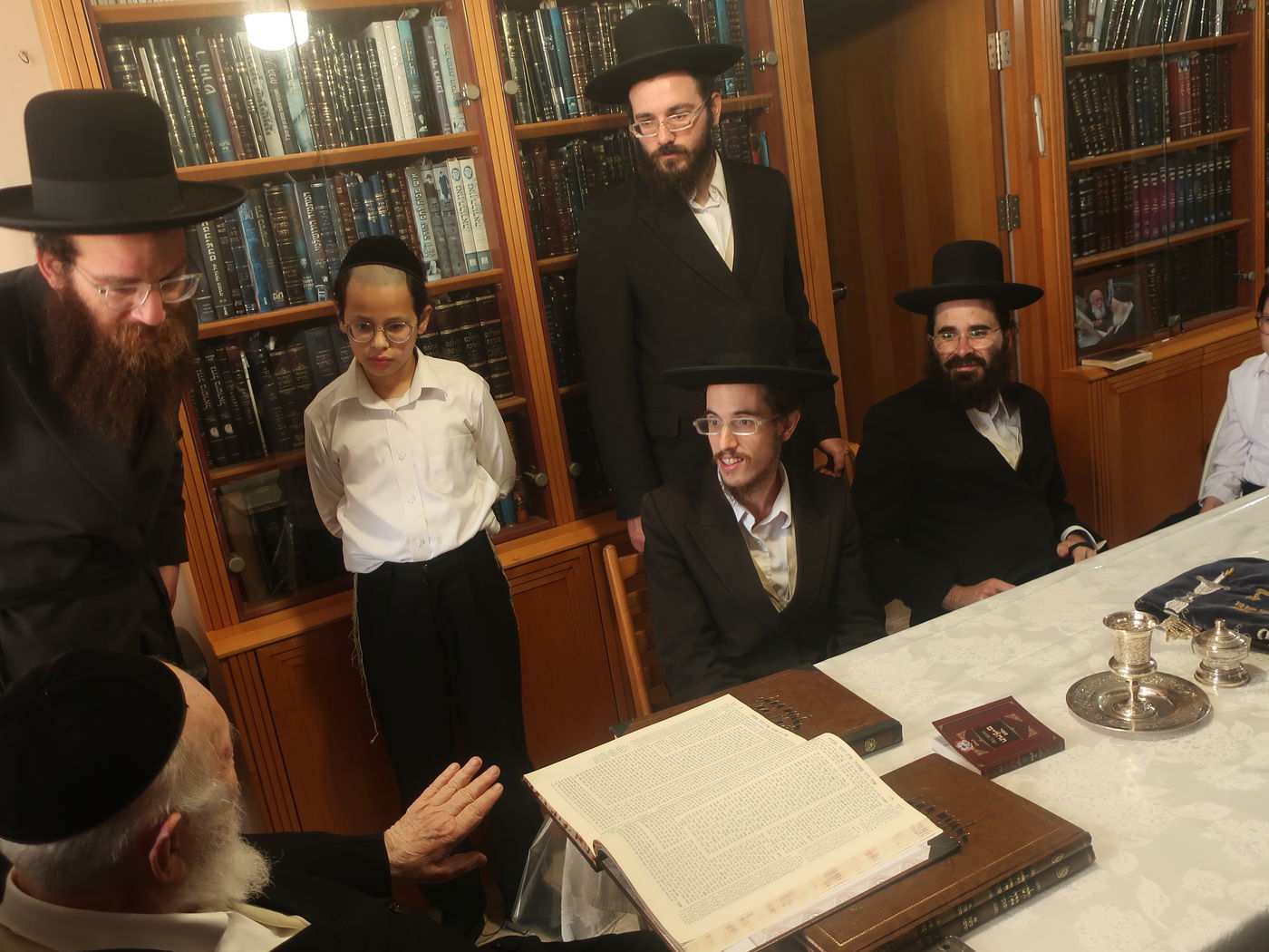 הגר"י זילברשטיין בוחן את אברכי וילדי גור