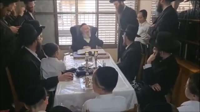 הגר"י זילברשטיין בוחן את אברכי וילדי גור