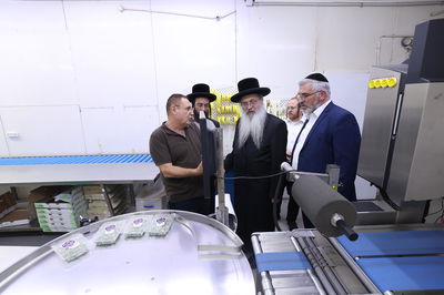 רבה של אנטוורפן הגר"פ פדווא בביקור במפעלים שבכשרות בד"ץ חוג חת"ס פ"ת