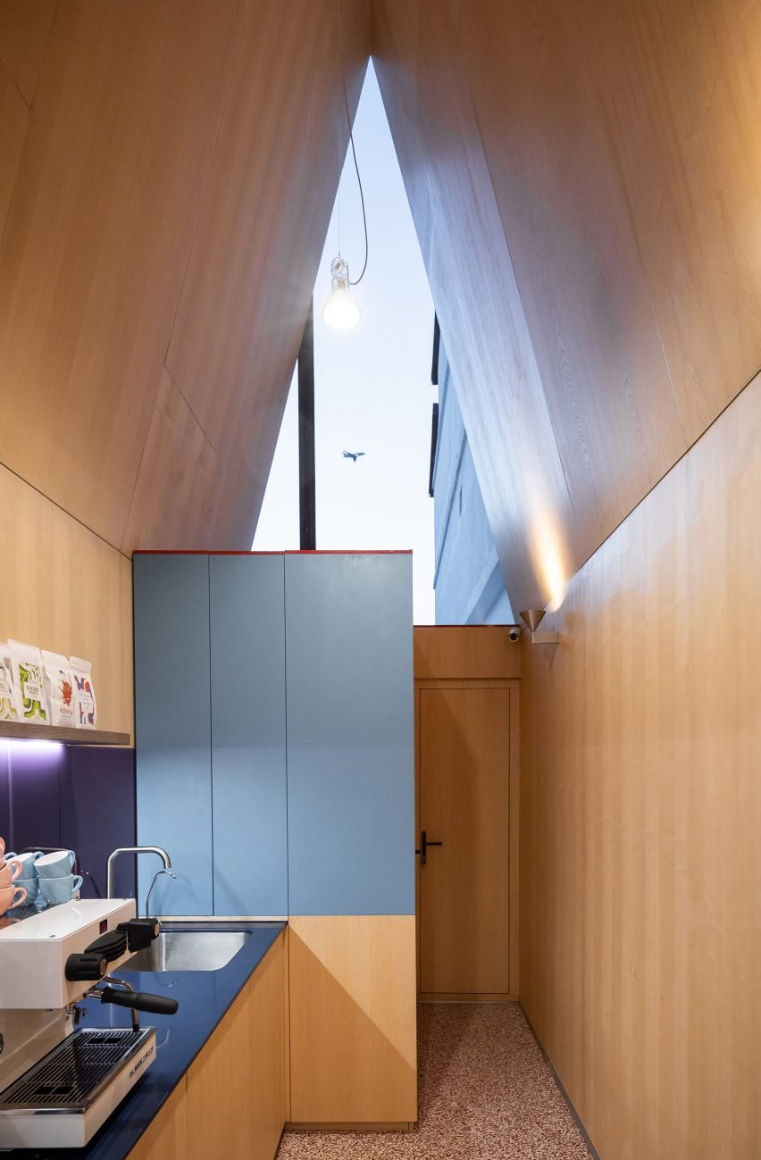 פנים בית הקפה