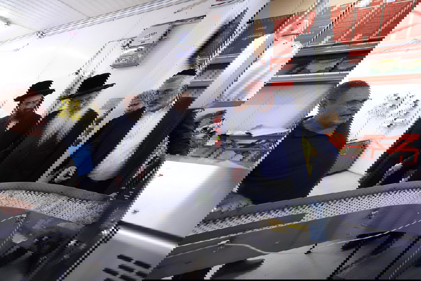 רבה של אנטוורפן הגר"פ פדווא בביקור במפעלים שבכשרות בד"ץ חוג חת"ס פ"ת