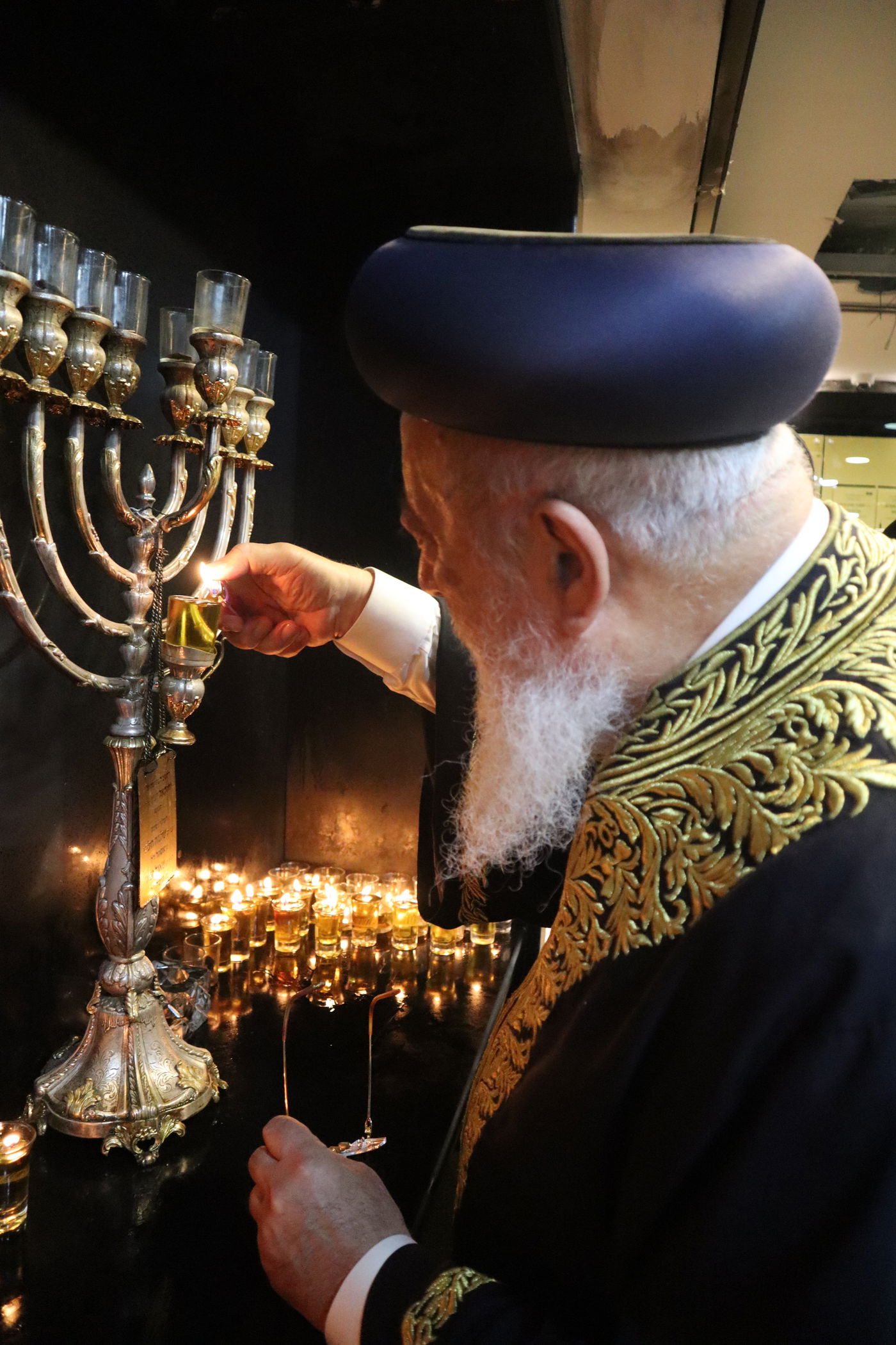 הראשל"צ הגרש"מ עמאר באמירת הסליחות בקברו של התנא רמבעה"נ בטבריה