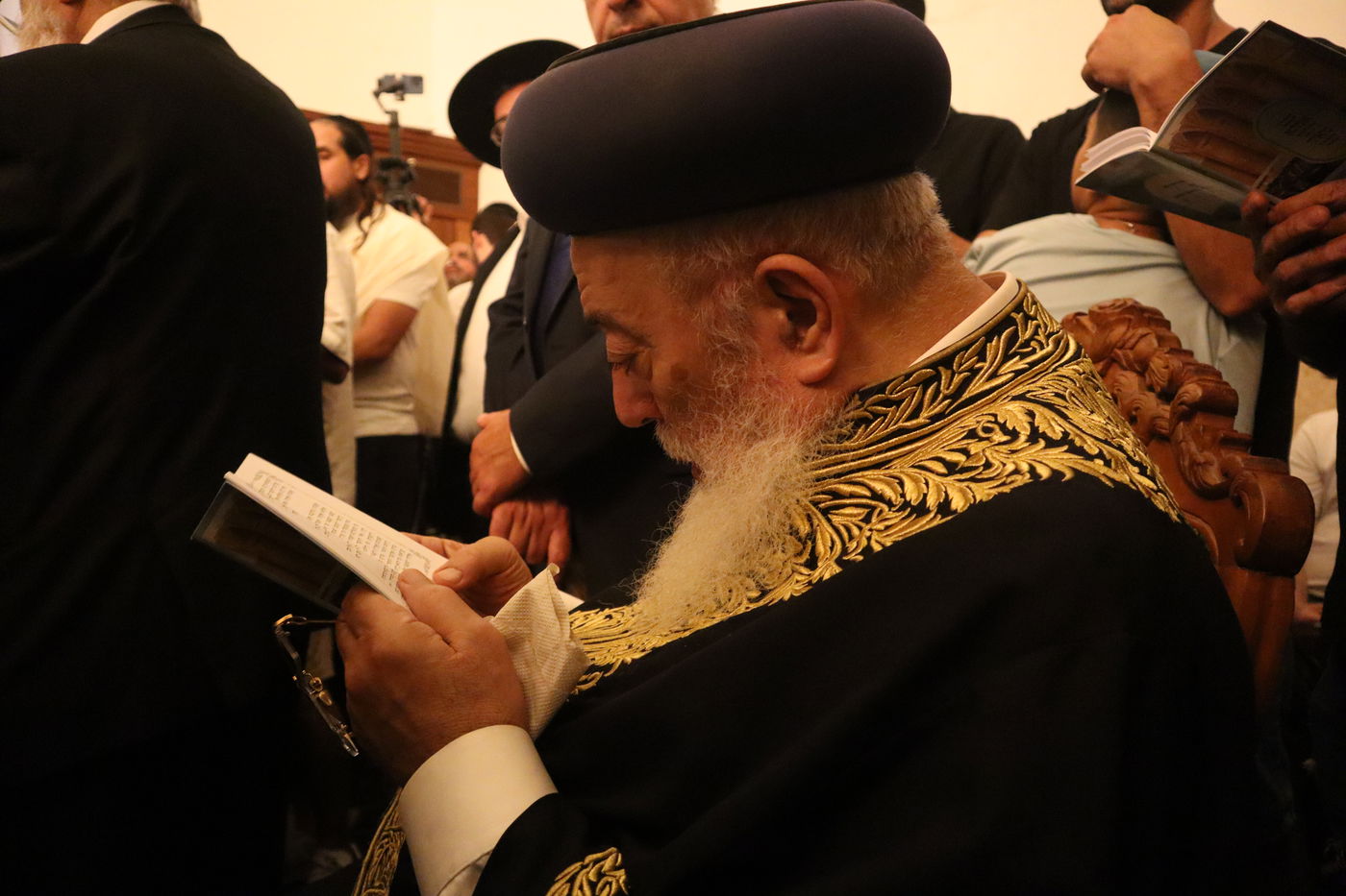 הראשל"צ הגרש"מ עמאר באמירת הסליחות בקברו של התנא רמבעה"נ בטבריה