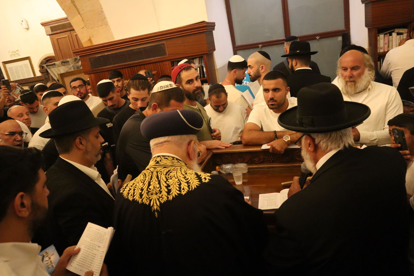 הראשל"צ הגרש"מ עמאר באמירת הסליחות בקברו של התנא רמבעה"נ בטבריה