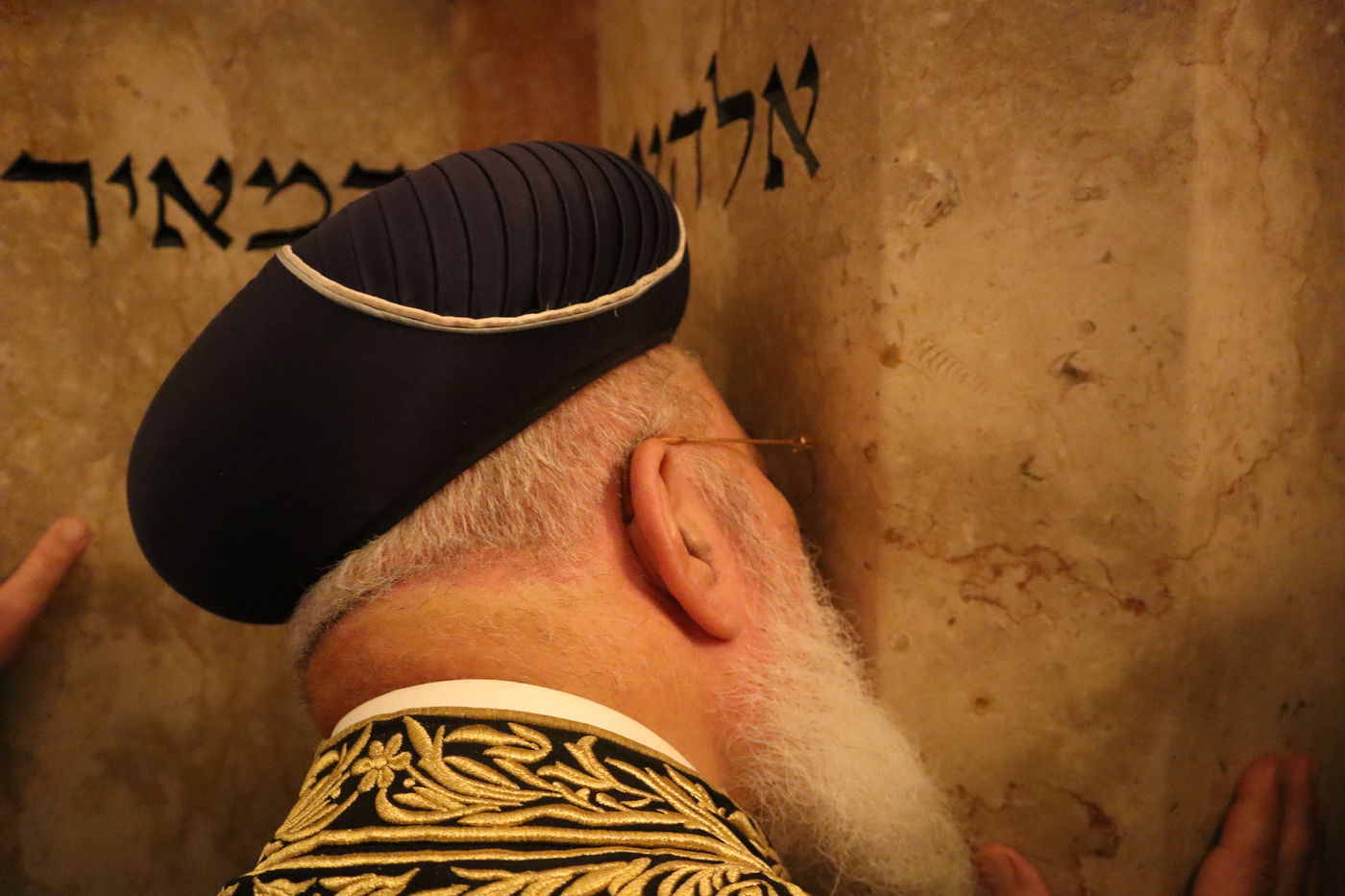 הראשל"צ הגרש"מ עמאר באמירת הסליחות בקברו של התנא רמבעה"נ בטבריה