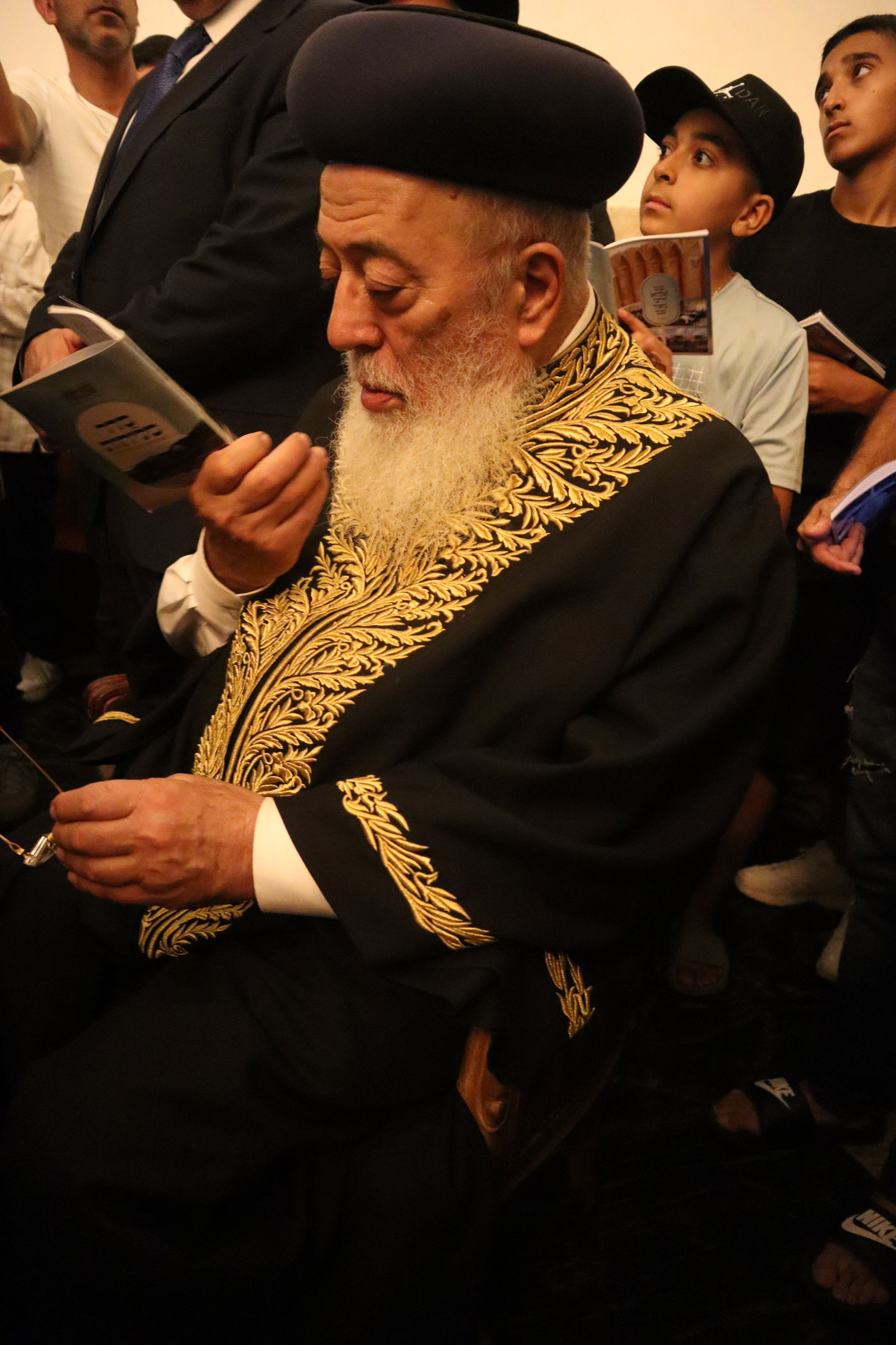 הראשל"צ הגרש"מ עמאר באמירת הסליחות בקברו של התנא רמבעה"נ בטבריה