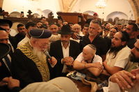 הראשל"צ הגרש"מ עמאר באמירת הסליחות בקברו של התנא רמבעה"נ בטבריה