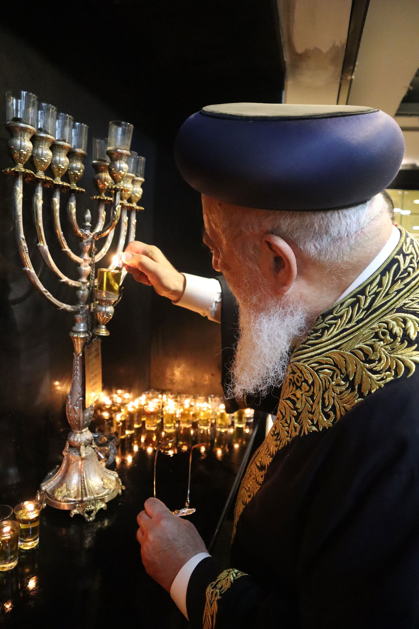 הראשל"צ הגרש"מ עמאר באמירת הסליחות בקברו של התנא רמבעה"נ בטבריה