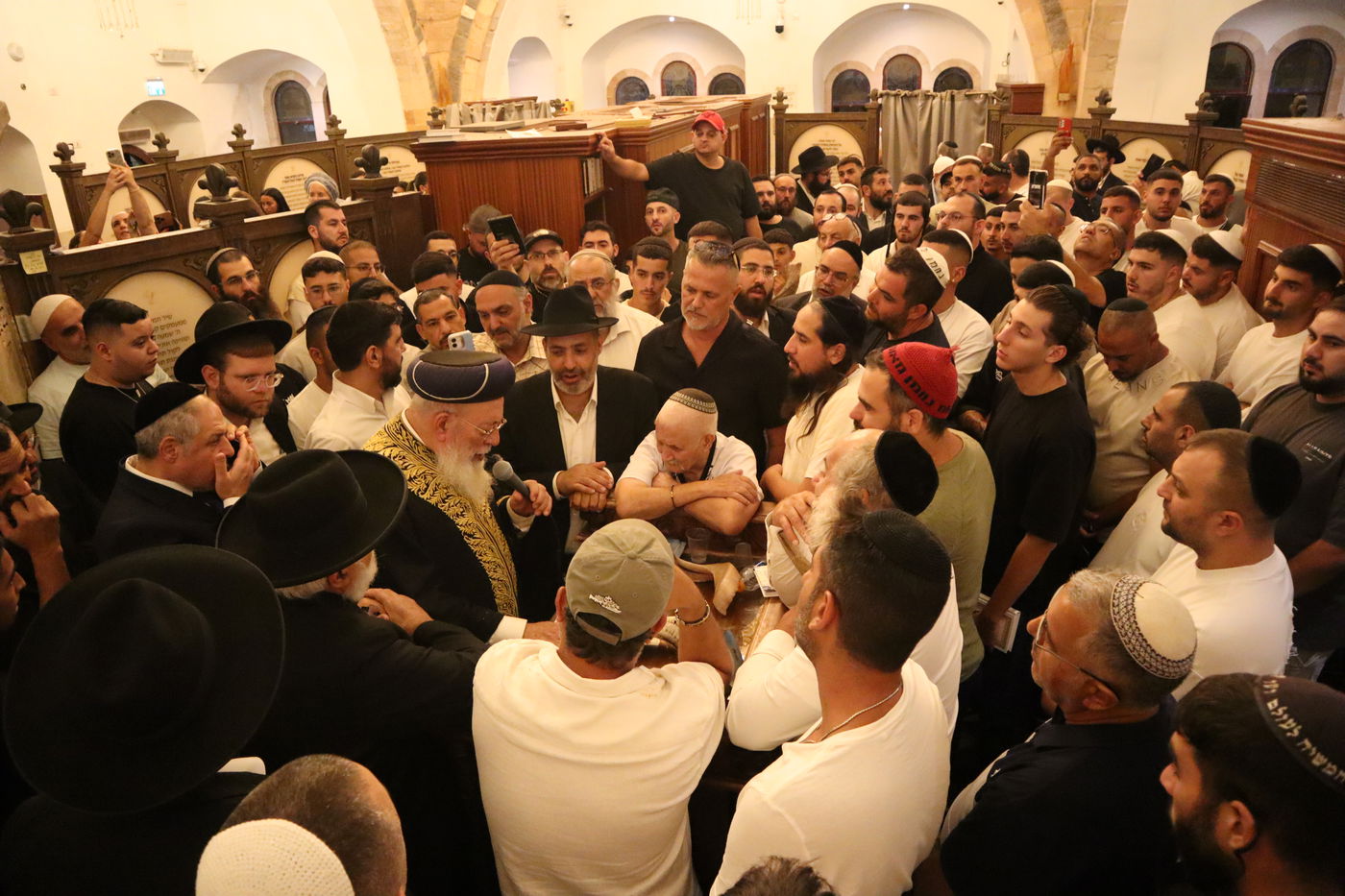 הראשל"צ הגרש"מ עמאר באמירת הסליחות בקברו של התנא רמבעה"נ בטבריה