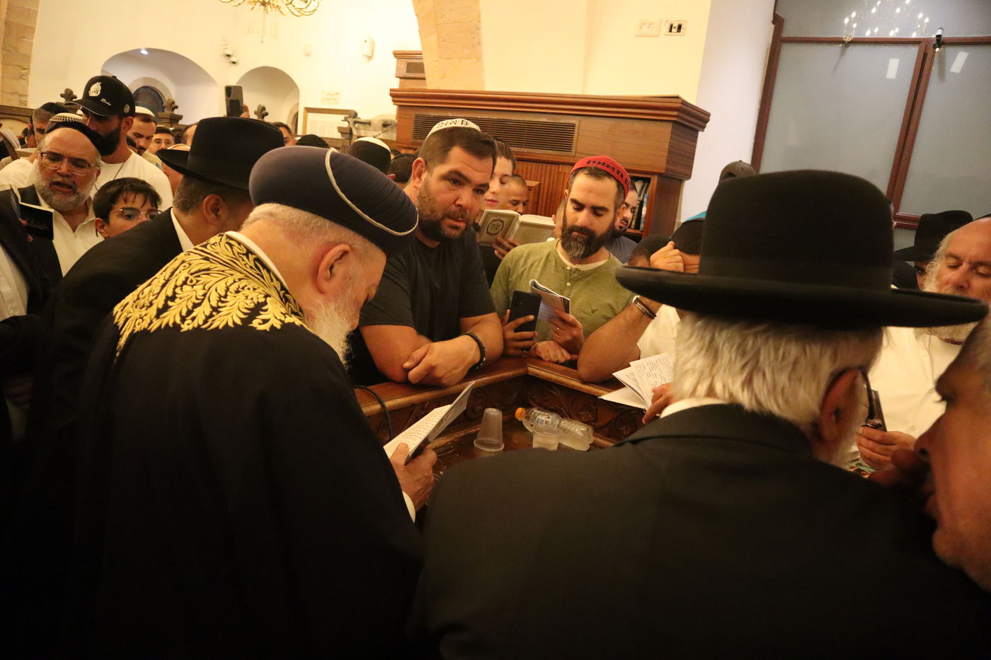 הראשל"צ הגרש"מ עמאר באמירת הסליחות בקברו של התנא רמבעה"נ בטבריה