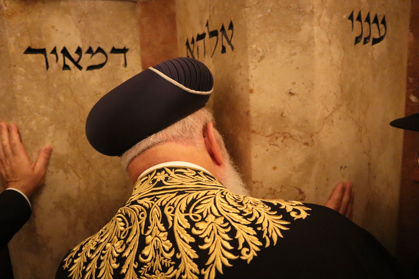 הראשל"צ הגרש"מ עמאר באמירת הסליחות בקברו של התנא רמבעה"נ בטבריה